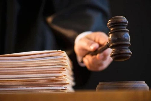 Μετά από χρόνια κακοποίησης μαχαίρωσε τον νταή πατέρα του – Ακόμη και ο εισαγγελέας βούρκωσε και τον άφησε ελεύθερο